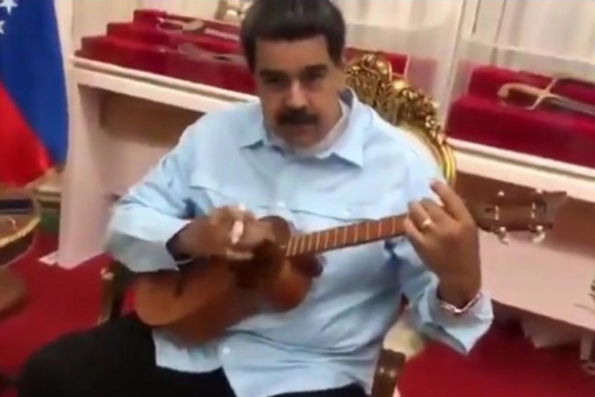 Мадуро подари китара на Роджър Уотърс