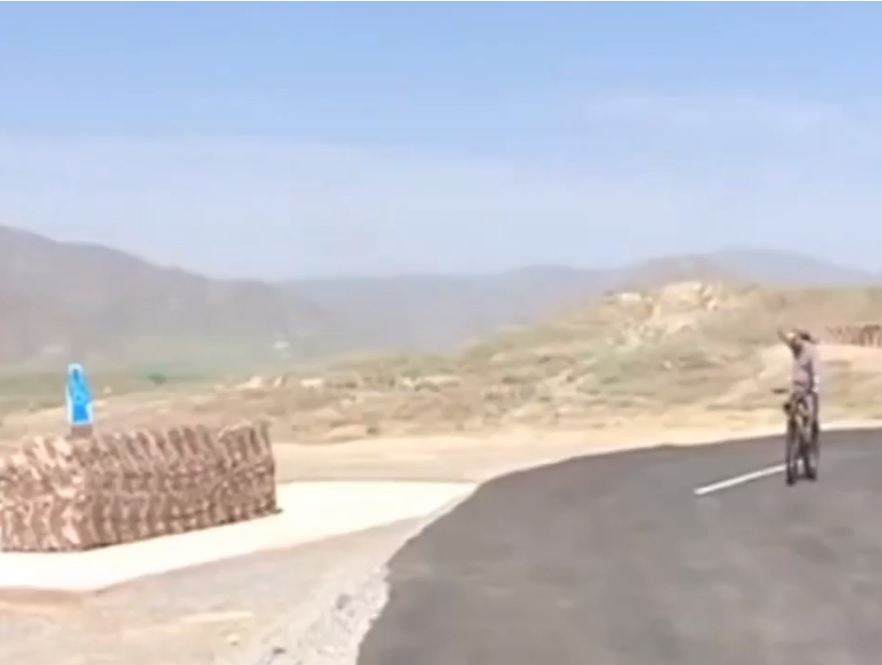 Президентът на Туркменистан участва в учение, стреля по мишени от велосипед (ВИДЕО)