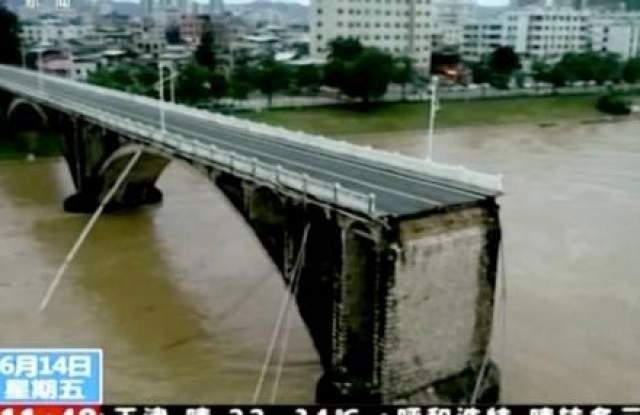 Рухна мост в Китай, коли полетяха в бездната (ВИДЕО)