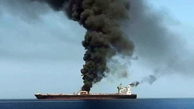 Един от атакуваните танкери в Оманския залив се придвижва към пристанище в ОАЕ
