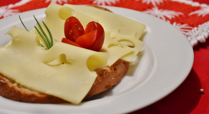 Любопитни факти за швейцарското сирене, които ще ви изумят