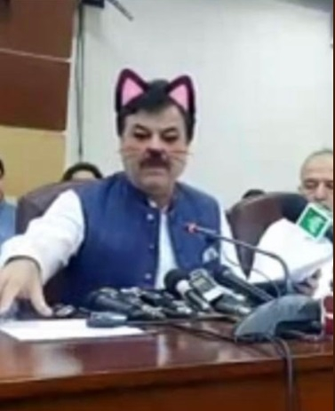 Светът се тресе от смях на тази издънка! Министър даде пресконференция като... котка (СНИМКИ)