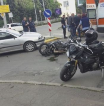 Меле на бул. "България"! Моторист пострада след удар с кола (СНИМКИ)