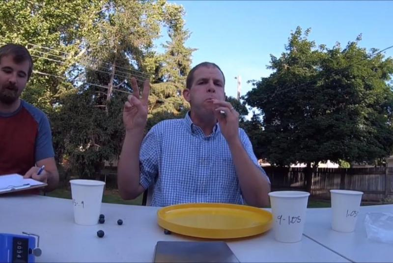 Мъж натъпка 146 боровинки в устата си заради Гинес рекорд (ВИДЕО)