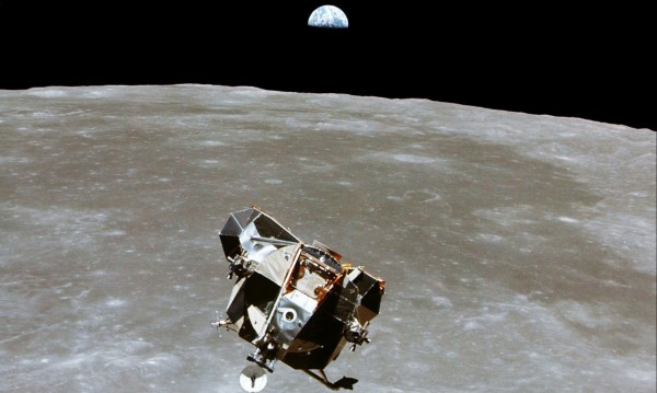 Появи се невиждана досега СНИМКА на Аполо 11