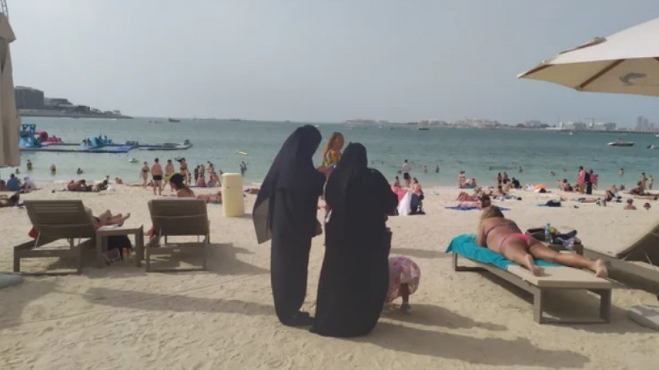 Секс изненада в Дубай: Турист се натъкна на замаскирани бардаци 