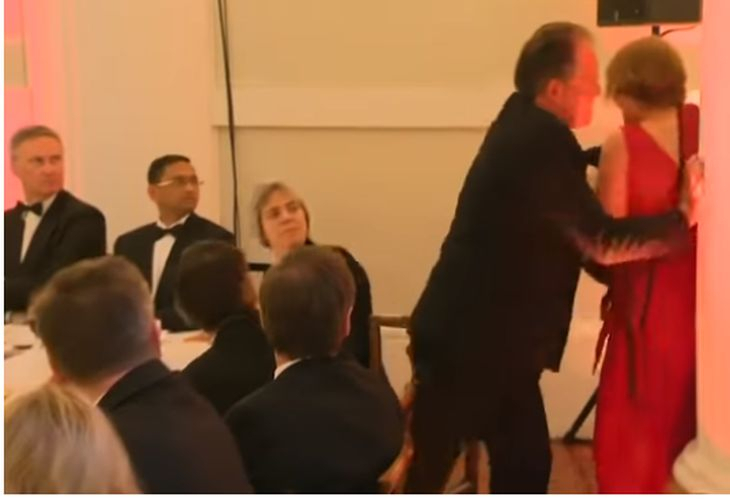 Шокиращи подробности за скандалната изцепка на британски депутат с руса мадама (ВИДЕО)