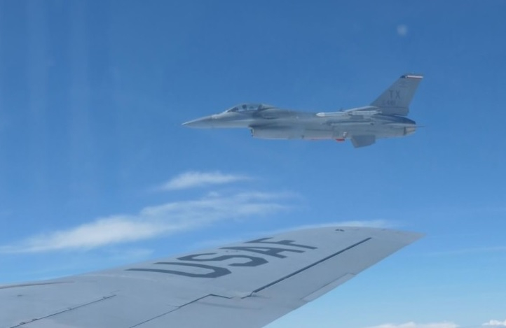Учение в небето: Самолети-цистерни на американската армия пристигнаха у нас (СНИМКИ)