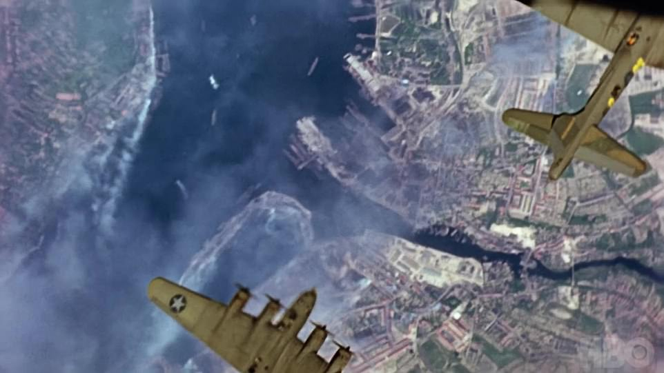 Цветни КАДРИ: Американски пилоти бомбардират Хитлер, за да спасят Свободния свят (СНИМКИ/ВИДЕО) 