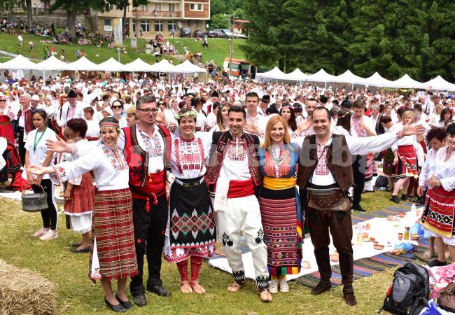 Мистични гайди и Валя Балканска венчаха младоженци на уникална церемония (СНИМКИ)