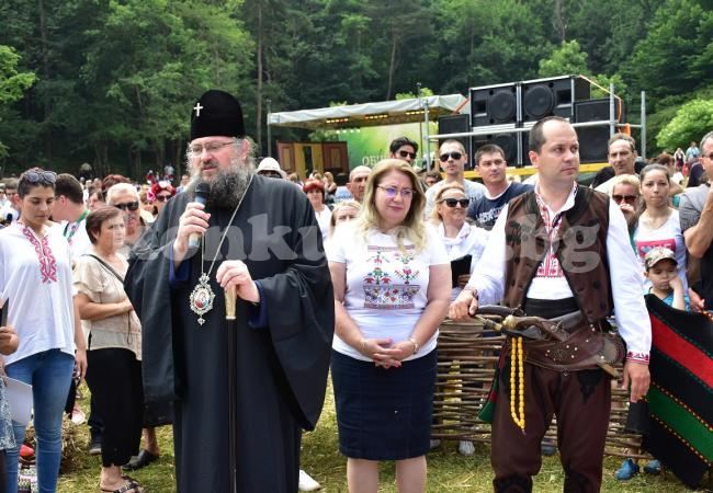 Мистични гайди и Валя Балканска венчаха младоженци на уникална церемония (СНИМКИ)