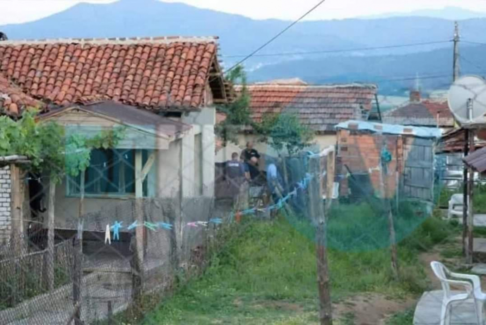 Ексклузивно и само в БЛИЦ: Първи СНИМКИ от циганския погром в Розино, цялото село трепери