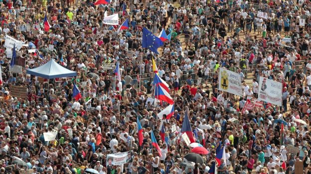 Най-масовият протест в Чехия от падането на комунизма (ВИДЕО)