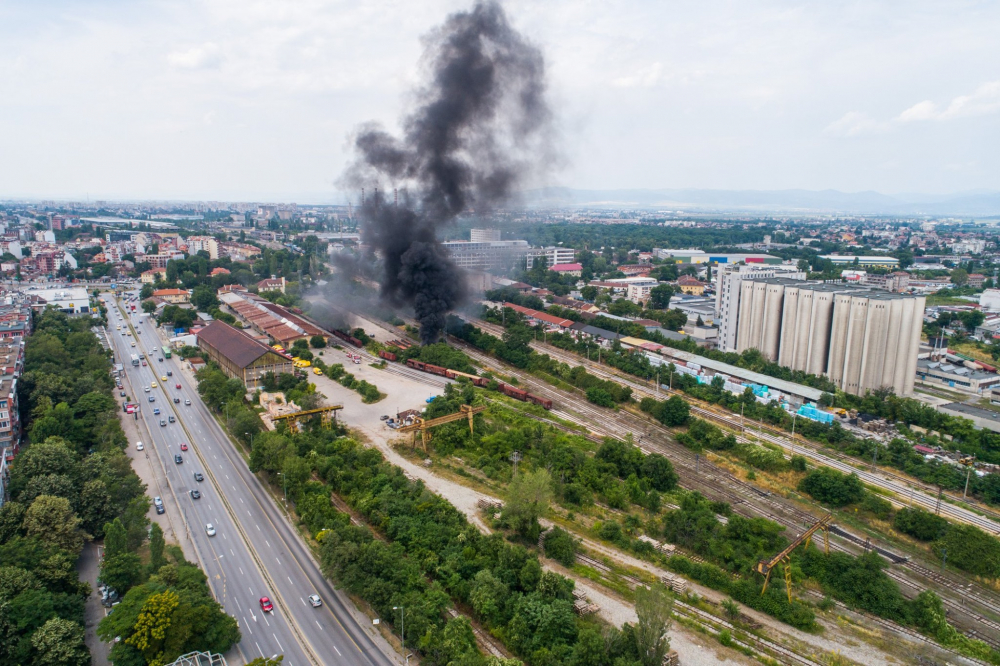 Разбра се какво е горяло с дим като от вулкан на Сточна гара в София (СНИМКИ)