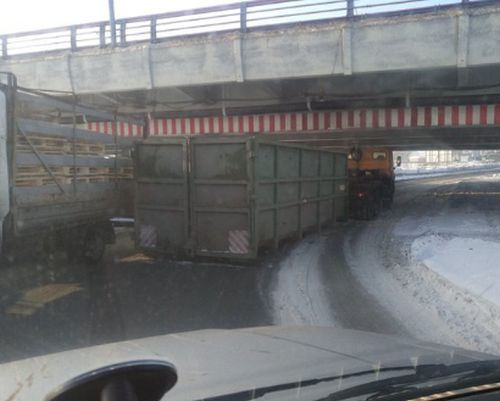 Десетки шофьори започнаха да псуват, след като минаха под този мост (СНИМКИ)