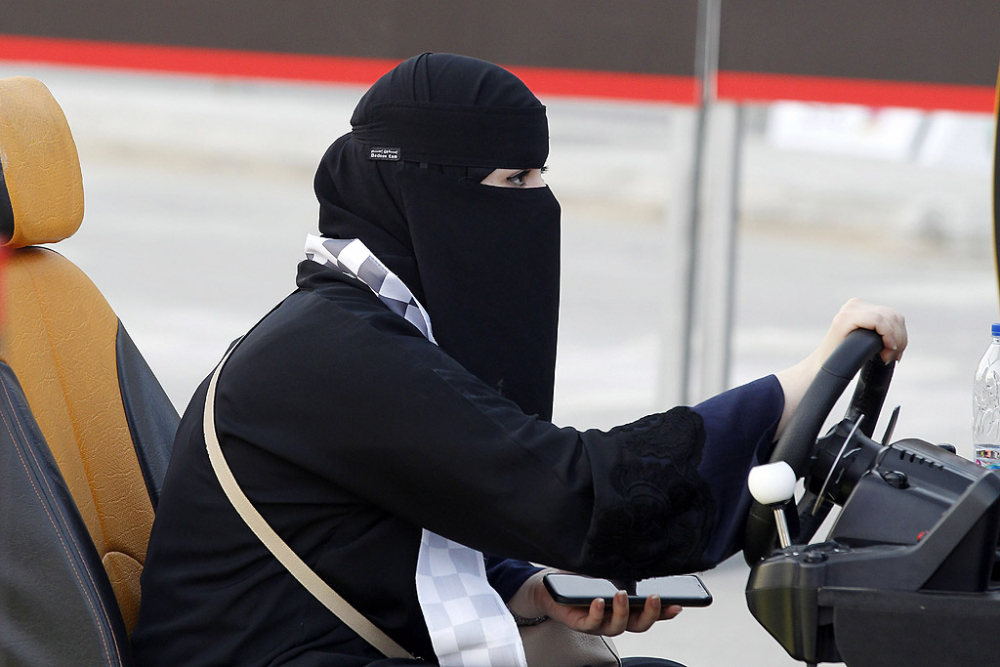 Какво се случва след разрешението на саудитките да шофират?
