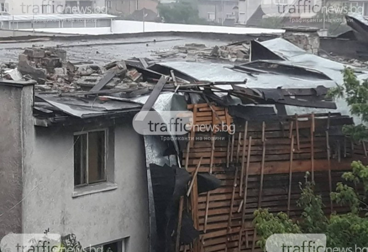 Страшен разказ за урагана в Пловдив! Тътен, фучене и блок остана без покрив 