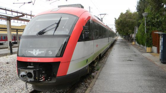 Бързият влак от Варна за София престоя 63 минути в гара Своге