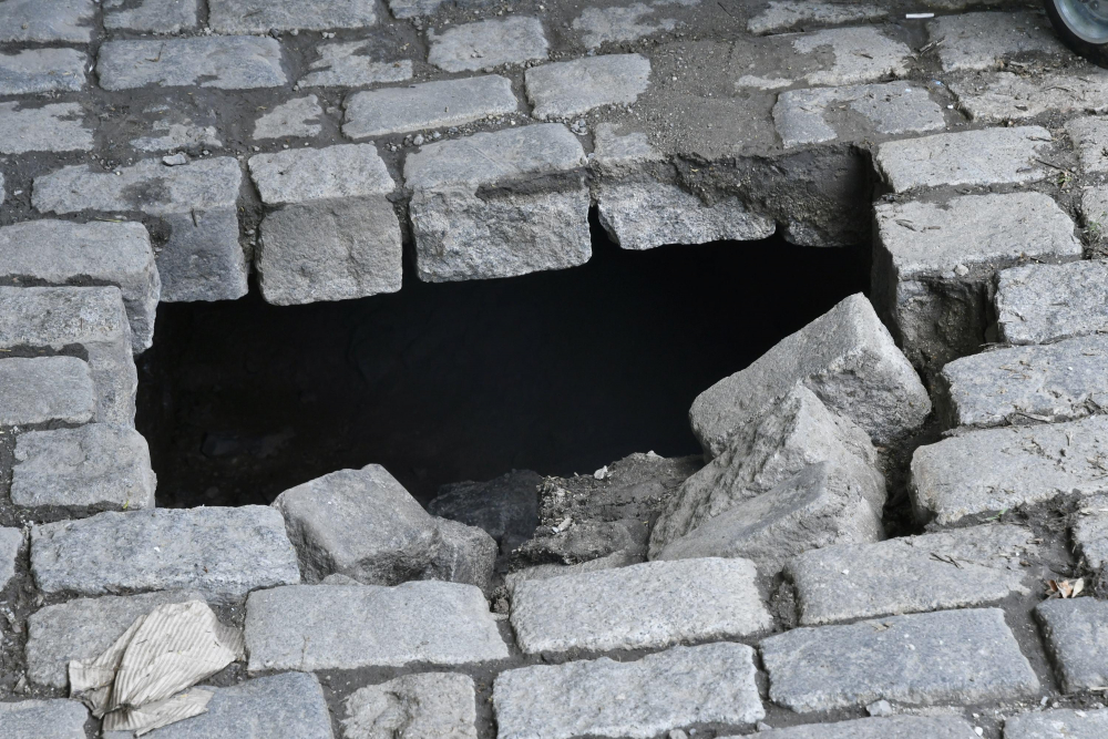 Дълбока дупка зейна внезамно на улица в центъра на София! (СНИМКИ)
