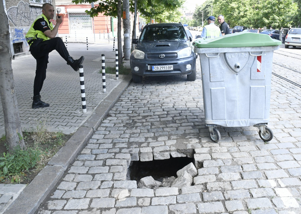 Дълбока дупка зейна внезамно на улица в центъра на София! (СНИМКИ)