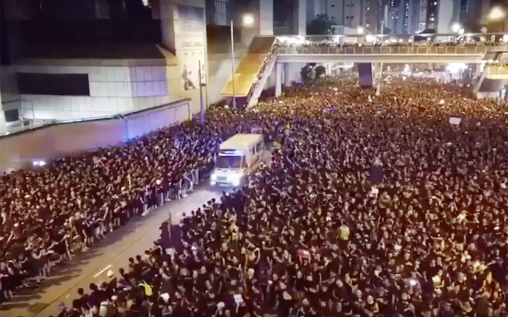 Уникално ВИДЕО: Вижте как хиляди протестиращи пропускат линейка в Хонконг