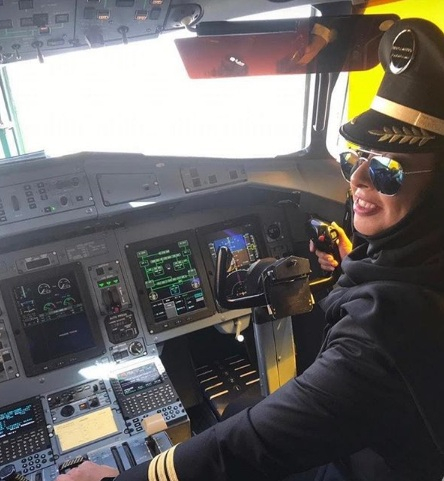 Разбулване: В Саудитска Арабия красавица стана за първи път командир на пътнически самолет 
