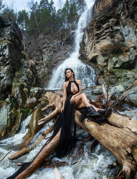 Жега! Еротичен модел нагорещи феновете си с тези СНИМКИ 18+ от водопад