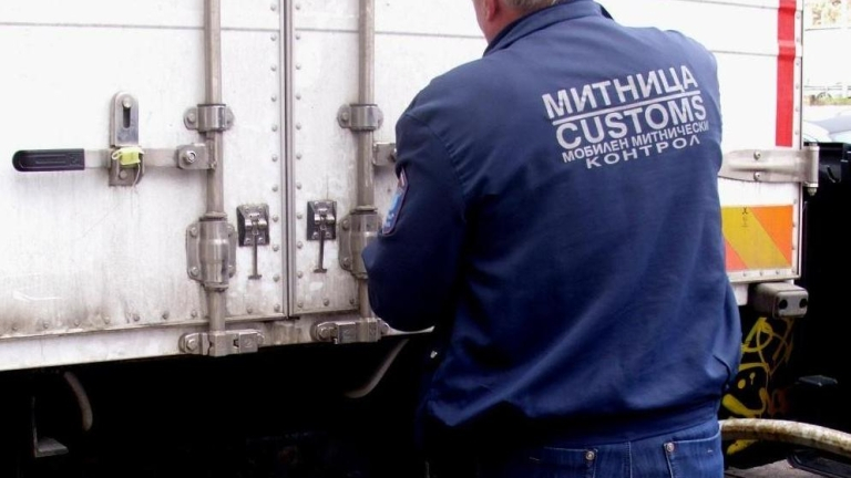 Митничари провериха камион в Русенско и се хванаха за главите СНИМКА