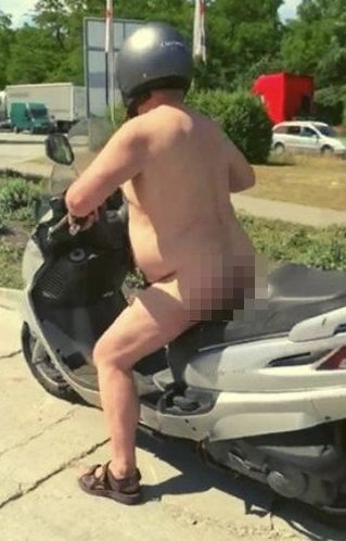 Чисто гол мъж яхна скутер и направи немислимото (СНИМКИ 18+)