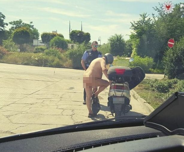 Чисто гол мъж яхна скутер и направи немислимото (СНИМКИ 18+)