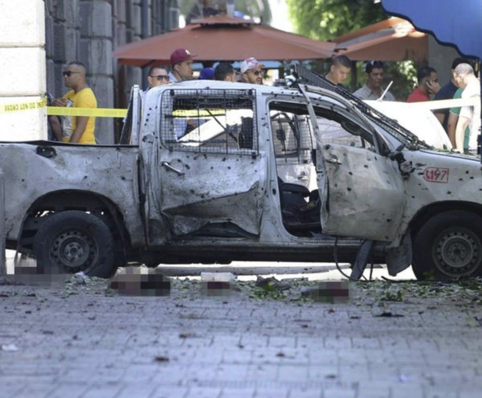 Терорист камикадзе окървави Тунис (СНИМКИ/ВИДЕО)