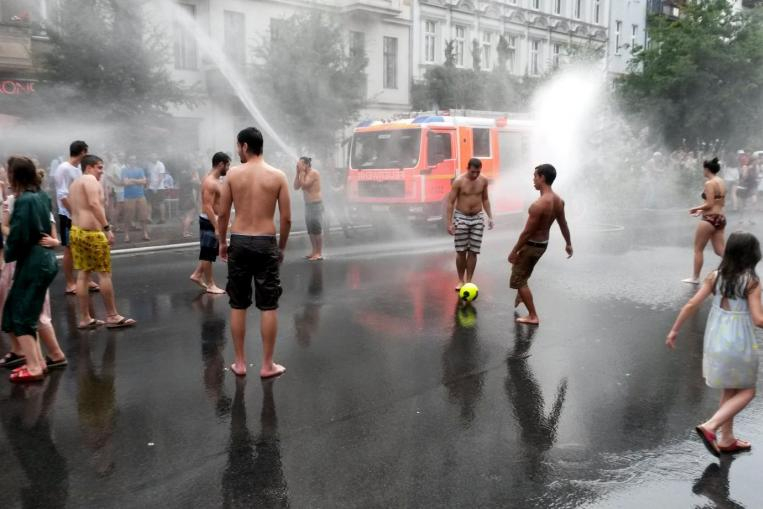 Дойде невижданата жега в Европа! Магистрали се топят (СНИМКИ/ВИДЕО)
