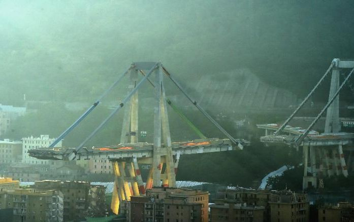 Зрелищно ВИДЕО! Взривиха моста-убиец в Генуа 