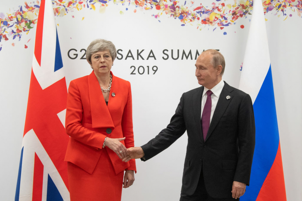 Само вижте физиономията на Тереза Мей, докато се ръкува с Путин (СНИМКИ/ВИДЕО)