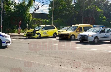 Мерцедес се опита да яхне такси в Бургас, прати двама в болница (СНИМКИ)