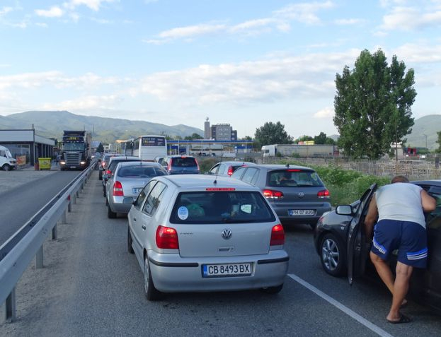 Адът на Кулата продължава! Стотици се прецакаха с плажа, причината е... (СНИМКИ)