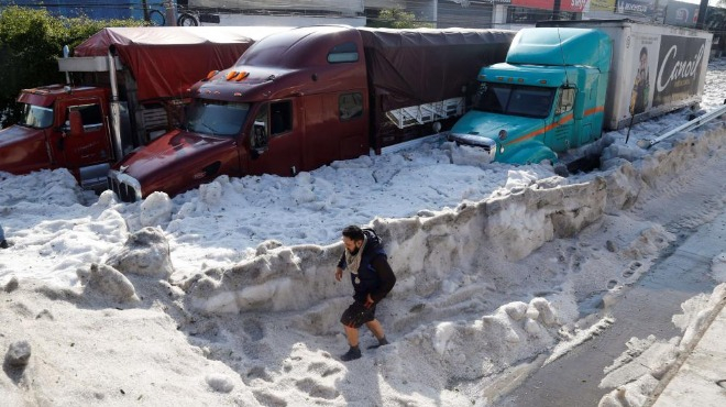 Невиждан апокалипсис: При 30ºC градушка затрупа град с 1,5 метра лед! (СНИМКИ/ВИДЕО)
