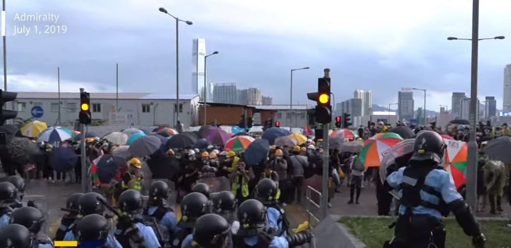 Революция в Хонконг: Щурмуваха парламента! По улиците е страшно! Зрелищни КАДРИ