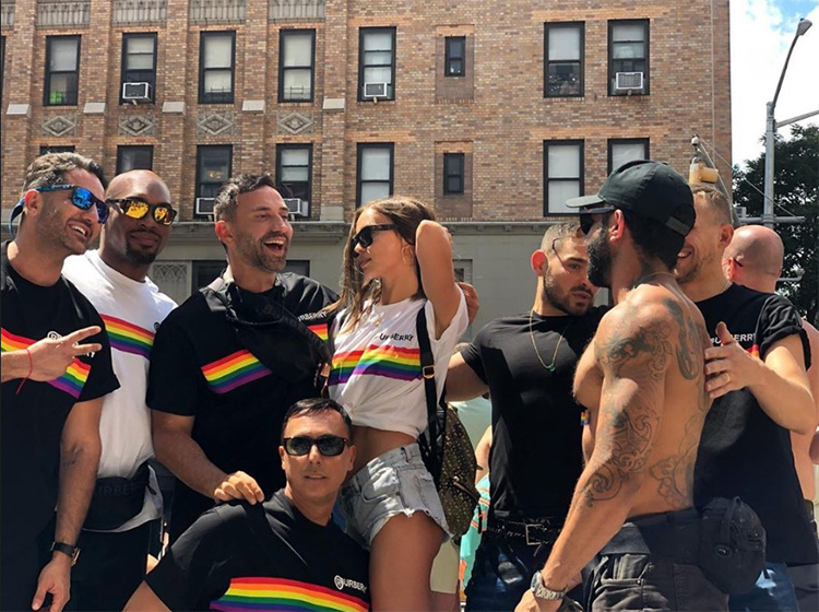 Под дъгата: Ирина Шейк в ултра къси шортички на гей парад (СНИМКИ/ВИДЕО)