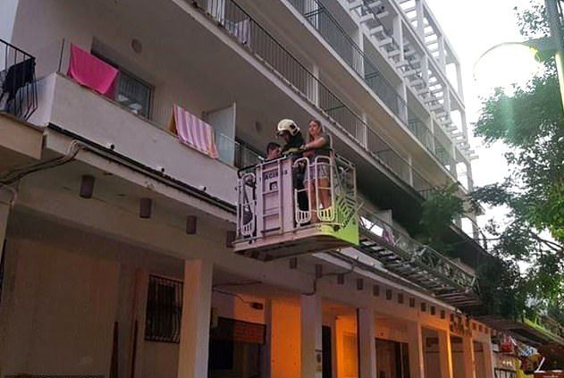 Адски пожар в хотел в Майорка! Изведоха туристи по бански през прозорците (СНИМКИ)