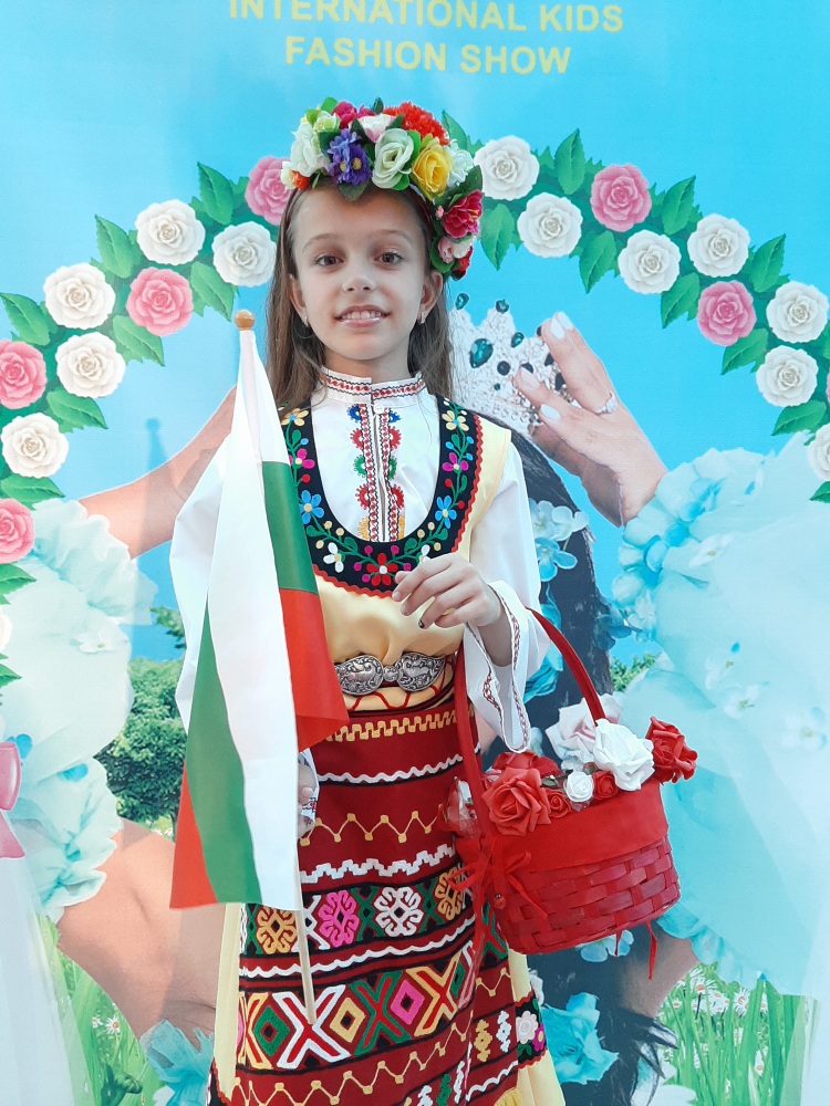9-годишно българче бе обявено за най-красивото момиче на Земята (СНИМКИ)