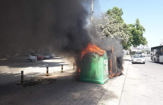 Огнена стихия до централната гара в Пловдив вдигна пожарникарите на крак (СНИМКИ/ВИДЕО)