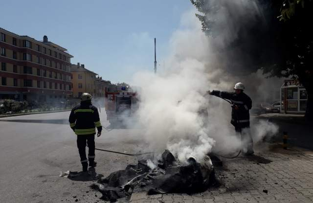 Огнена стихия до централната гара в Пловдив вдигна пожарникарите на крак (СНИМКИ/ВИДЕО)