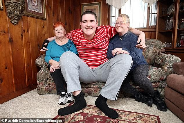 Млад мъж изумява целия свят с гигантския си ръст (СНИМКИ)