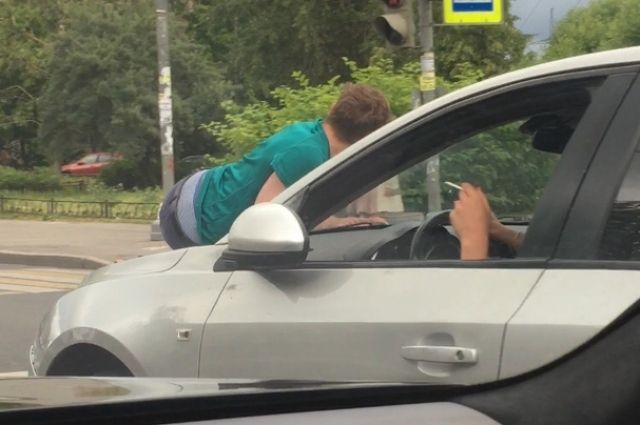 Вижте как шофьорка даде урок на досаден ухажор (СНИМКИ/ВИДЕО)
