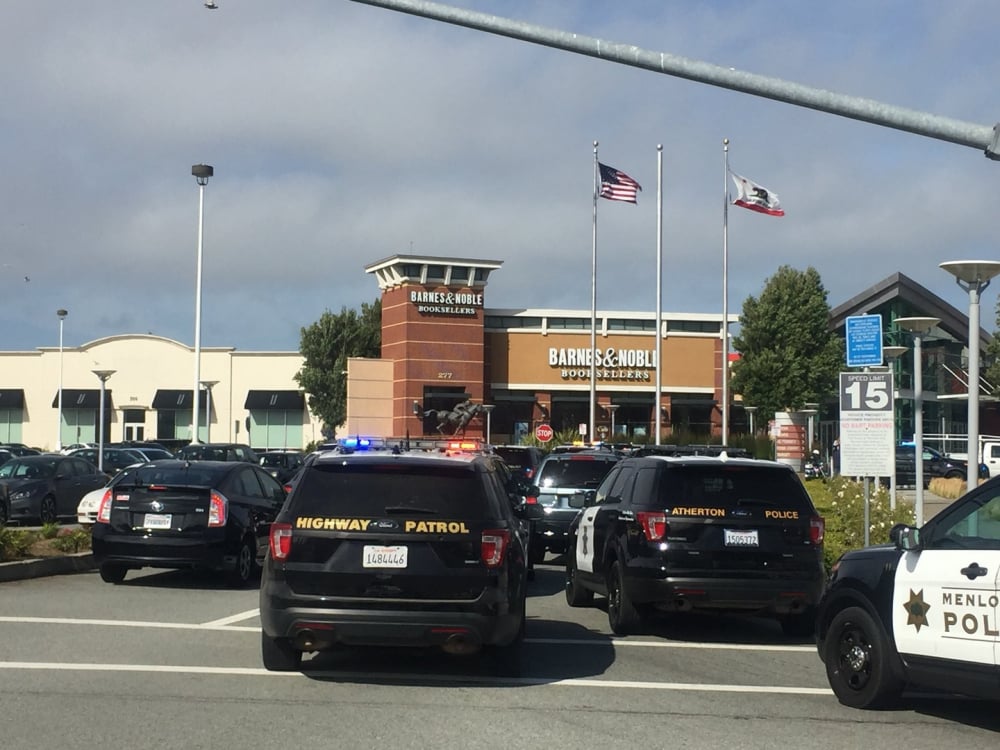 Стрелба в търговски център в Калифорния