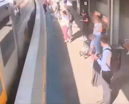 Шокиращо ВИДЕО! Ето защо не бива да оставяме дете без надзор в метрото