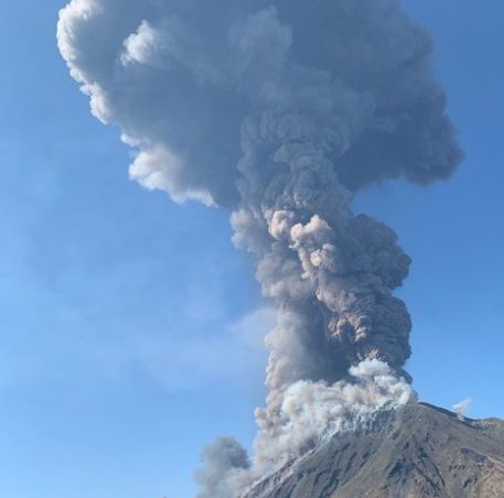 Вулкан изригна на италиански остров, загина турист, огън пада от небето! (СНИМКИ/ВИДЕО)