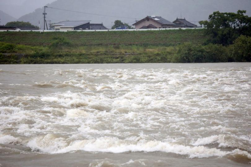 Един милион японци са евакуирани заради наводнения