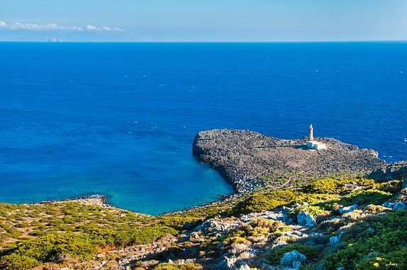 Живописен гръцки остров дава заплата всеки месец, за да живеете на него
